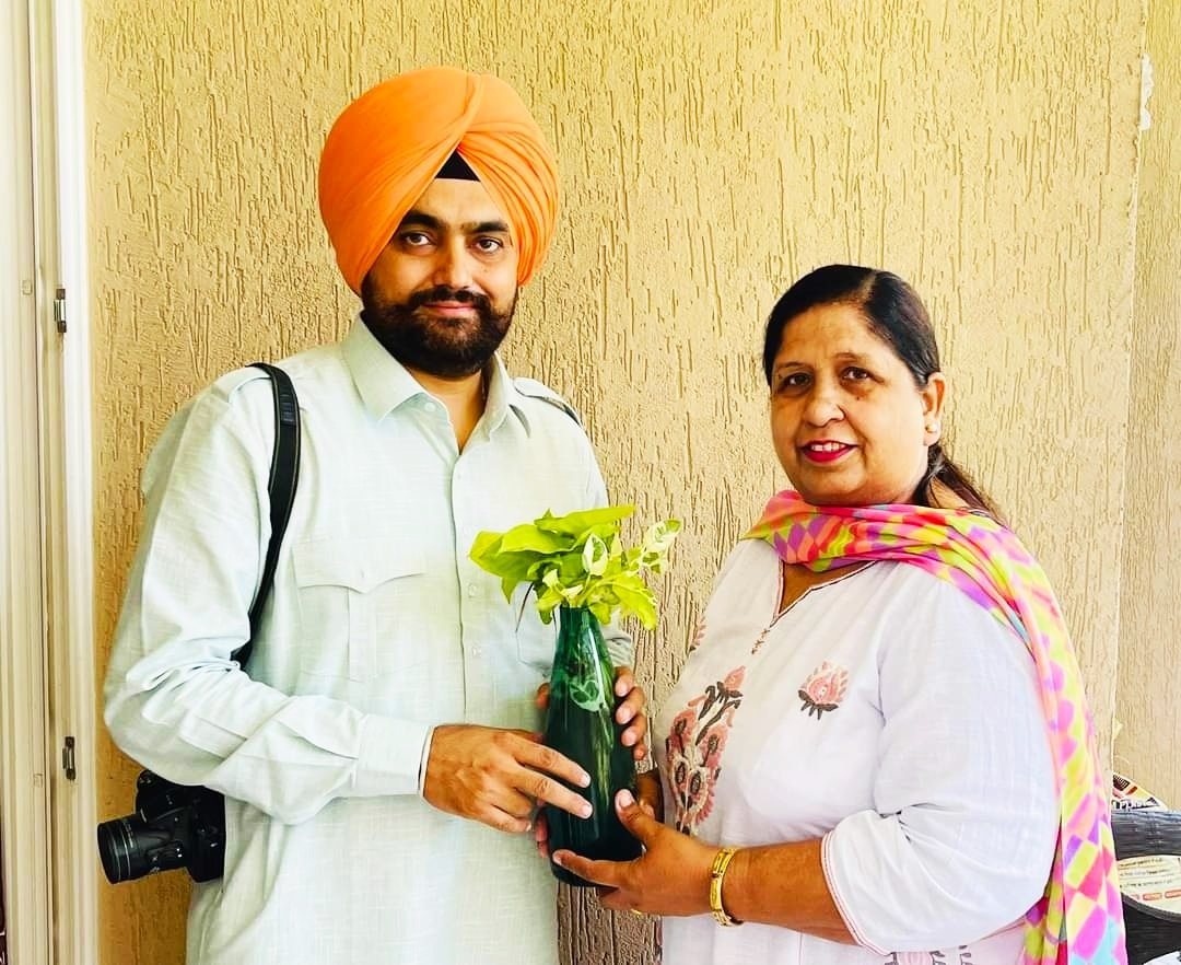 BeerhSociety's tweet photo. Gurpreet Singh CEO @BeerhSociety, Has a heartfelt bond with nature lover Pammi Sidhu ji. Her sincerity & love for nature is a source of inspiration for many. Our society members visited, Mohali, Chandigarh & Balachaur carried few #Beerh Project of #plantation & Nest installation https://t.co/q0KbbVuaWN
