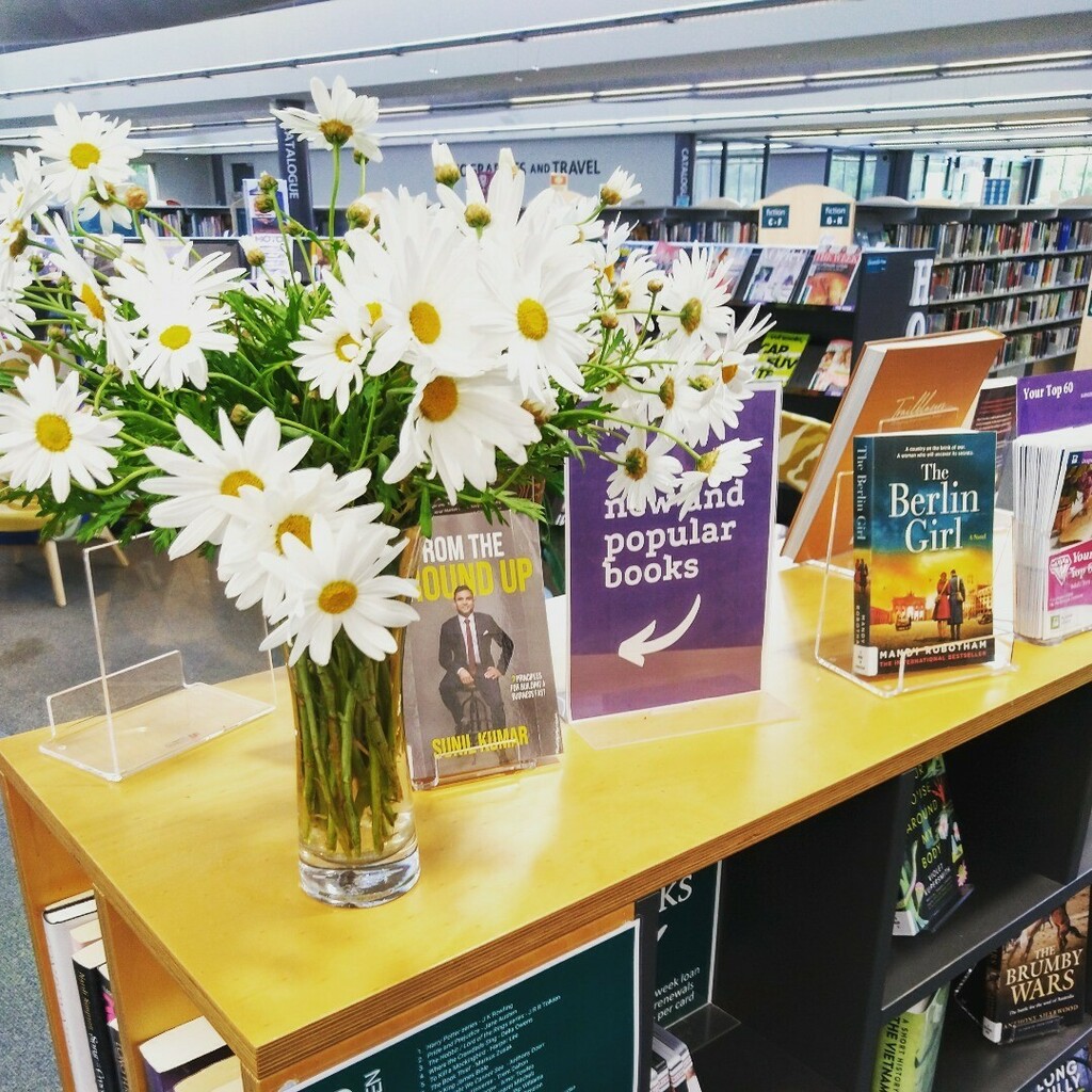 Burnside Library customers are THE BEST!!! Check out these gorgeous daisies, a recent gift from one of our regulars. 

#daisiesofinstagram #salibraries #cityofburnside #lazysundays instagr.am/p/CVHg-hHF5nE/