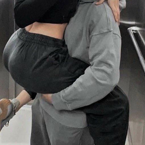 —En vista de que sus fechas favoritas estaban a la vuelta de la esquina era buen momento para comenzar a salir con <a href="/ztxned/">Dakota</a> a recorrer algunas tiendas e ir preparándose con compras adelantadas.
Esa tarde ambos salen del penthouse y toman el elevador, aprovechando que +