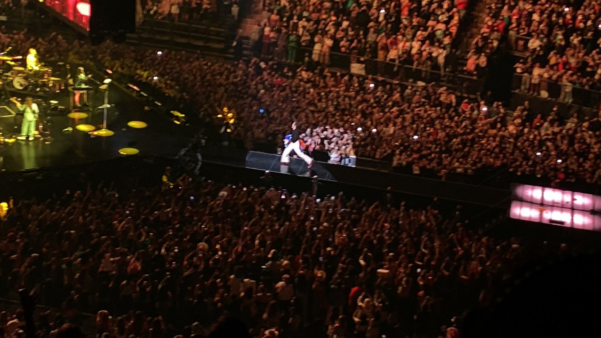finnishdanish's tweet photo. i literally just saw harry styles what the fuck https://t.co/d4hawnWO5D