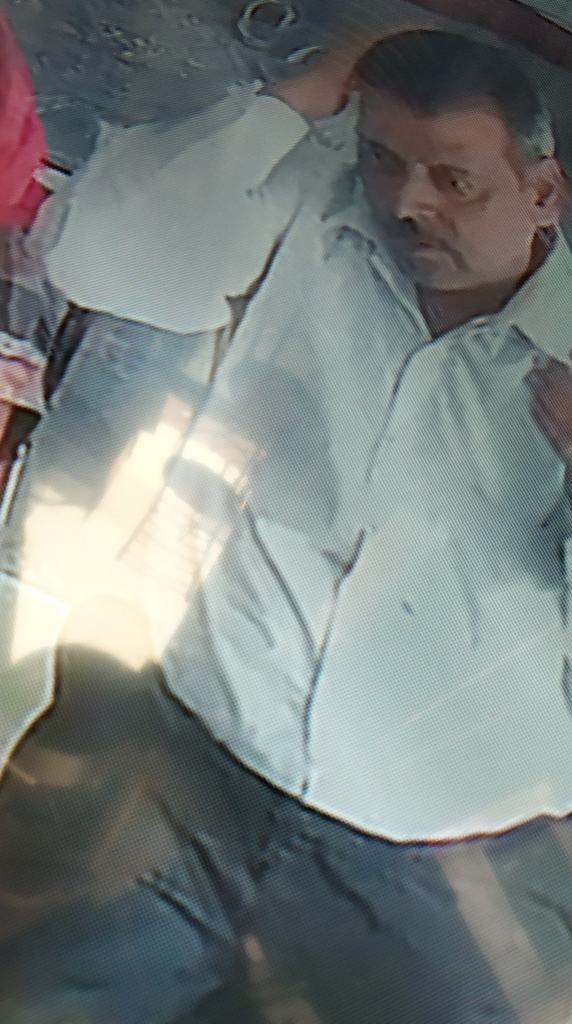 अज्ञात महिला व पुरूष द्वारा 13/10/2021 को शिवराजपुर थाना क्षेत्र में सराफे के दुकान से सोने का सामान चुरा कर हुए फरार । <a href="/Uppolice/">UP POLICE</a> <a href="/kanpurnagarpol/">POLICE COMMISSIONERATE KANPUR NAGAR</a> समान चोरी करते हुए घटना CCTV में कैद ।