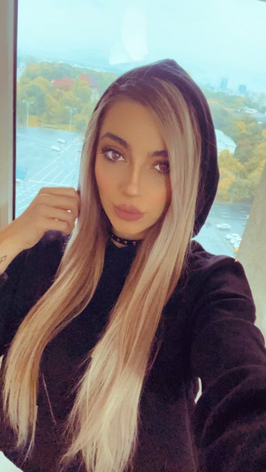 Are you reaching out for me? Then I'm reaching out for you. ❤️ #EminemBirthday  I am online now!   https://t<a href="/tag/eminembirthday"class="tags"><span>#eminembirthday</span></a>