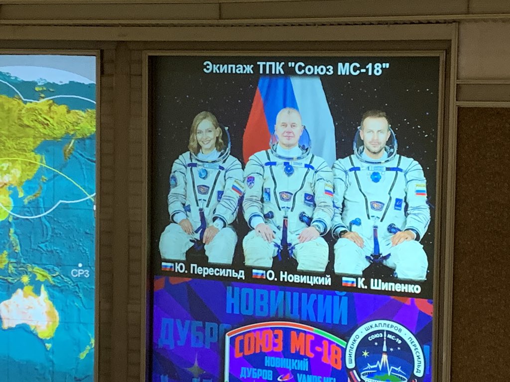 BKuznetsov_RT's tweet photo. Los cinecosmonautas Yulia Peresild y Klim Shipenko, acompañados por el veterano de viajes espaciales Oleg Novitskiy, han regresado con éxito de la Estación Espacial Internacional en la nave Soyuz-18. Los cineastas grabaron imágenes del primer largometraje de ficción en el espacio https://t.co/kn7Ll0mhfT