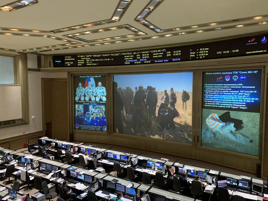 BKuznetsov_RT's tweet photo. Los cinecosmonautas Yulia Peresild y Klim Shipenko, acompañados por el veterano de viajes espaciales Oleg Novitskiy, han regresado con éxito de la Estación Espacial Internacional en la nave Soyuz-18. Los cineastas grabaron imágenes del primer largometraje de ficción en el espacio https://t.co/kn7Ll0mhfT