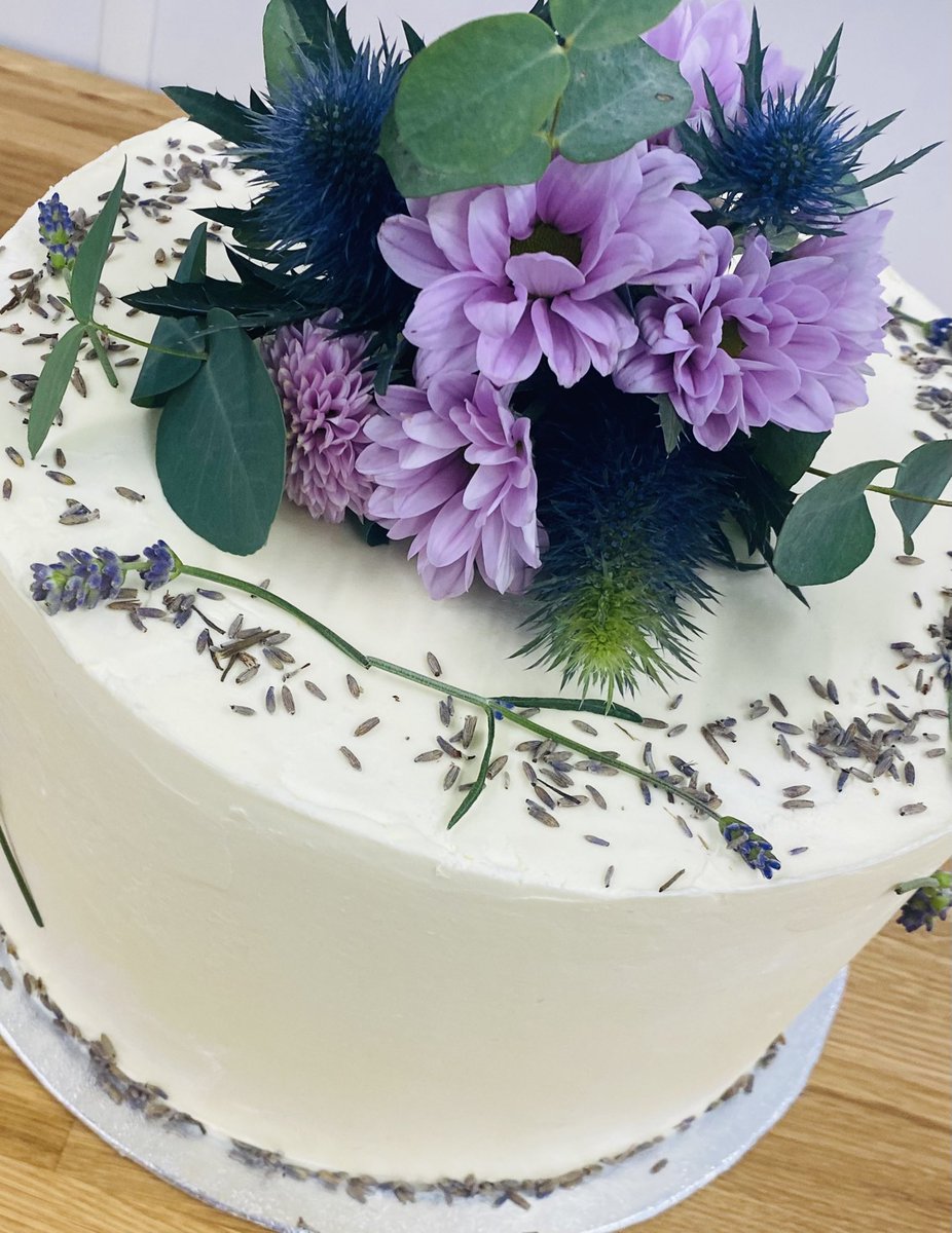 This cake has to be one of my favourites that has left the barn this weekend #birthdaycake #celebrationcake #southdownsnationalpark #browniebarn #wildteabarcakes