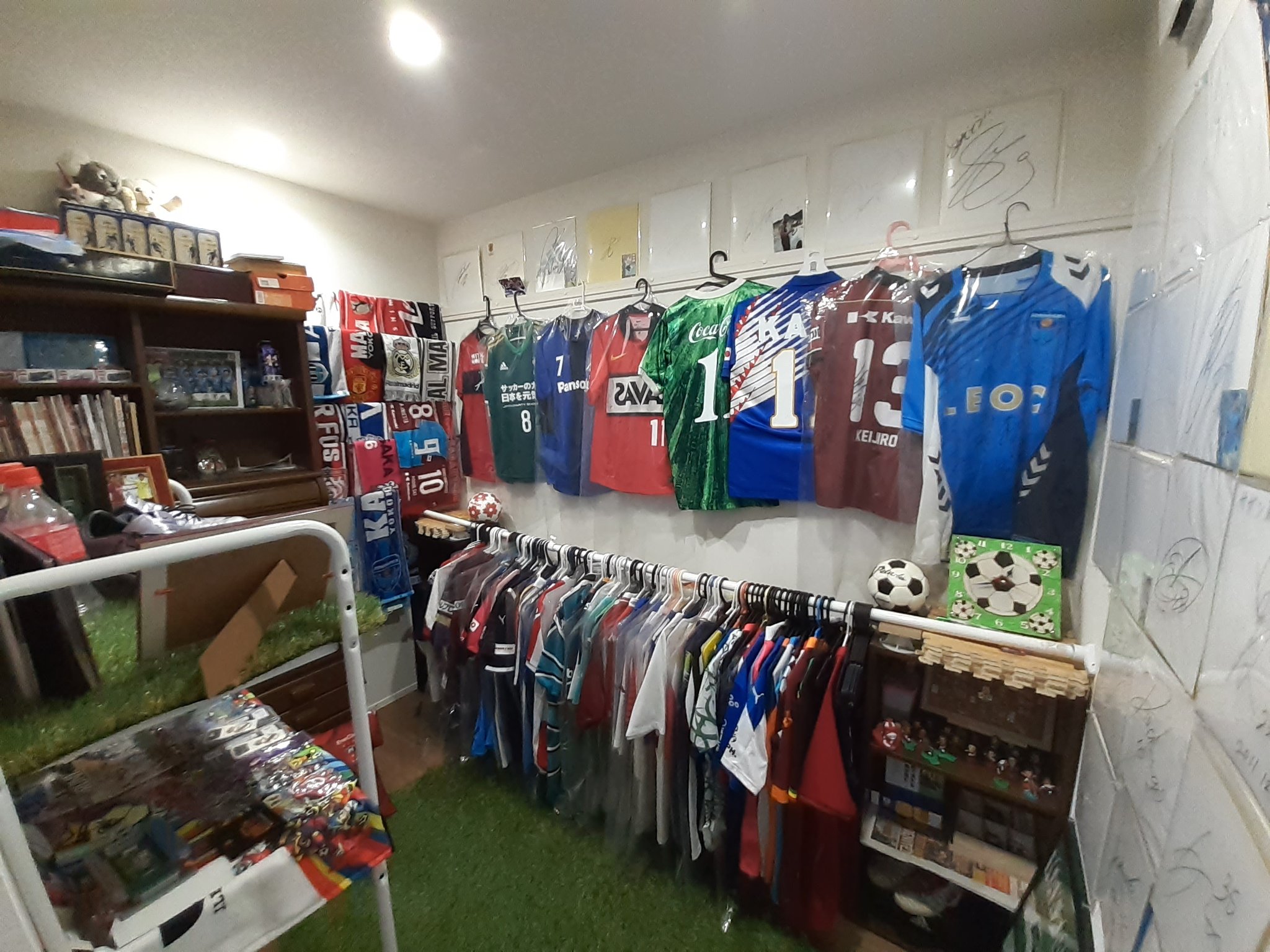 ともさん Tomosan サッカーユニフォームの世界 Dgklr2pqrfuuw9h こんにちは うちは0枚くらいです もう劣化は諦めててそのままです笑 T Co Co5fjkvjru Twitter