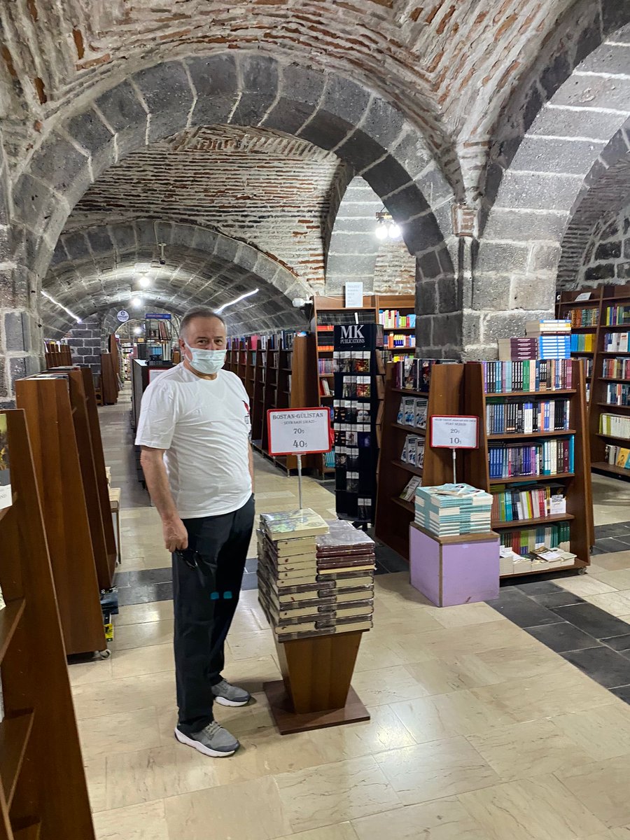 kadim kent diyarbakırdayım. 550 yıllık tarihi hasan paşa hanı kitapçısı