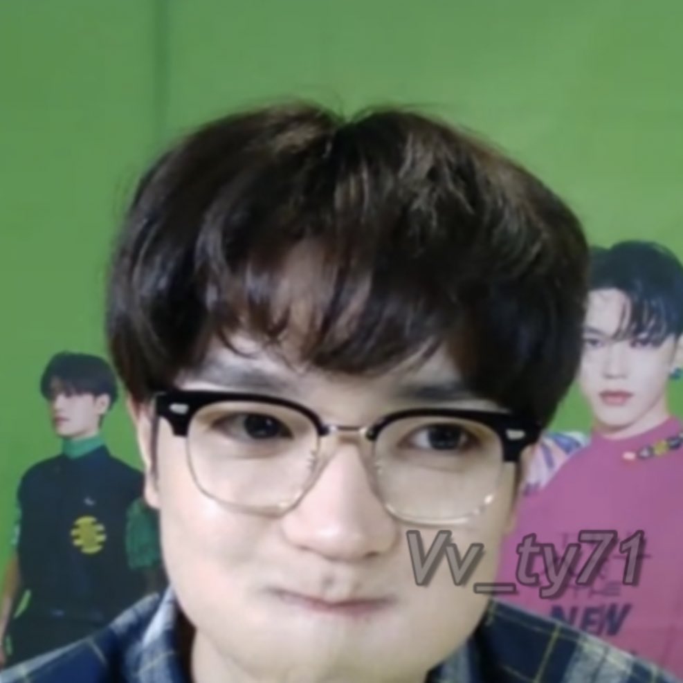 이거 뭐냐면 포뇨영상 보는 태용이야