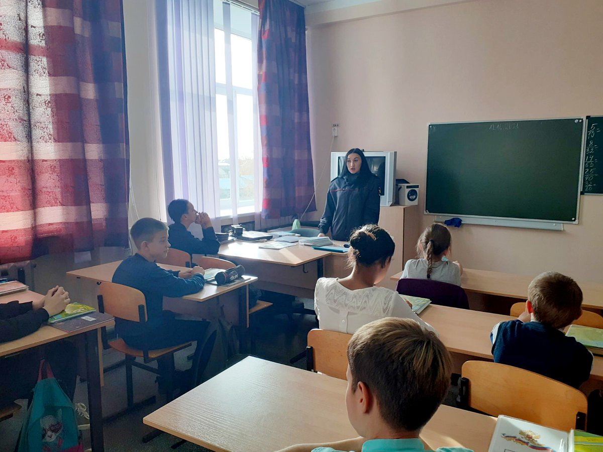 12 октября в рамках Недели труда учащиеся 6а класса познакомились с профессией полицейского. Об особенностях данной профессии учащимся рассказала Кодуа Д.Е., помощник начальника Отделения МВД России по Пестравскому району по работе с личным составом.