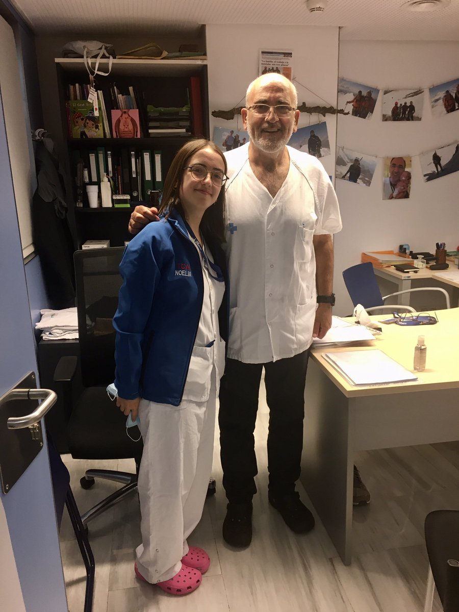 Una agradable encuentro. Noelia nació hace 24 años en #neonatos <a href="/vallhebron/">Vall d'Hebron</a> . Prematura de 24 semanas. En aquella época no teníamos la tecnología ni el conocimiento actual, pero salió adelante. Ahora somos profesionales del mismo hospital. Alegrías con los años en neonatología.