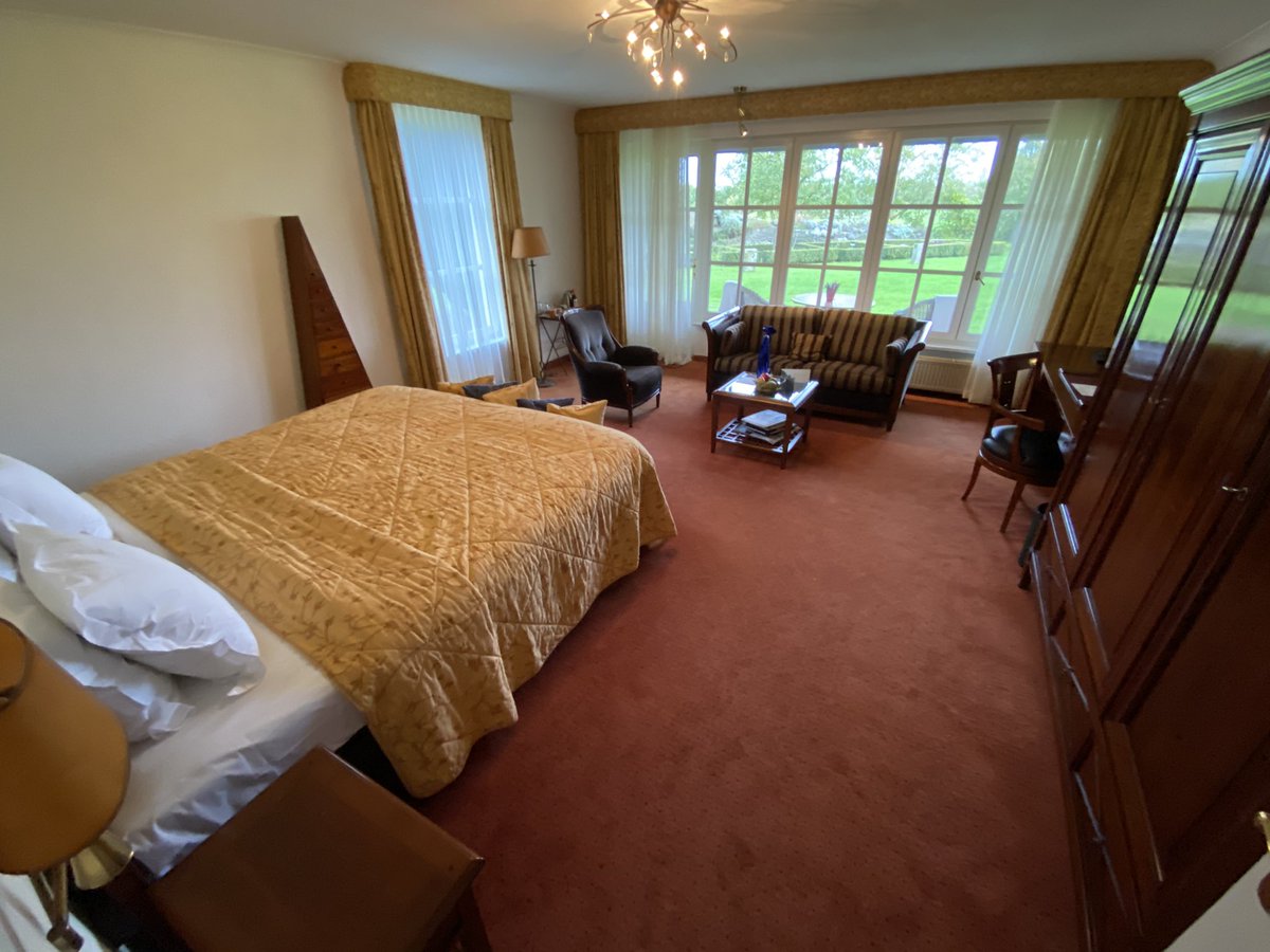 MysteryGuestXL tweet media