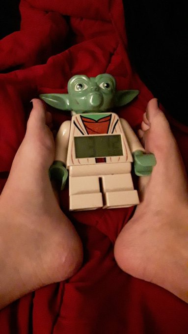 Do you ever get the urge to binge watch #StarWars - every single episode?!?  #footography #feet #footfetish<a href="/tag/starwars"class="tags">#StarWars</a><a href="/tag/footfetish"class="tags"><span>#footfetish</span></a><a href="/tag/feet"class="tags"><span>#feet</span></a><a href="/tag/yoda"class="tags"><span>#yoda</span></a><a href="/tag/thereisnotry"class="tags"><span>#thereisnotry</span></a><a href="/tag/footog"class="tags"><span>#footog</span></a>