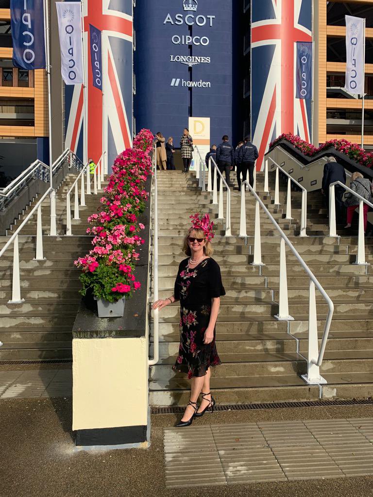 JenniferHollowa's tweet photo. Blending in nicely with the #Flowers
I’m doing this for Mary from @EarthlingMade who created the #fasinator
She’s incredibly talented and loves her #craft
If you’re going anywhere special contact Mary x https://t.co/L1y0HpqkKB
