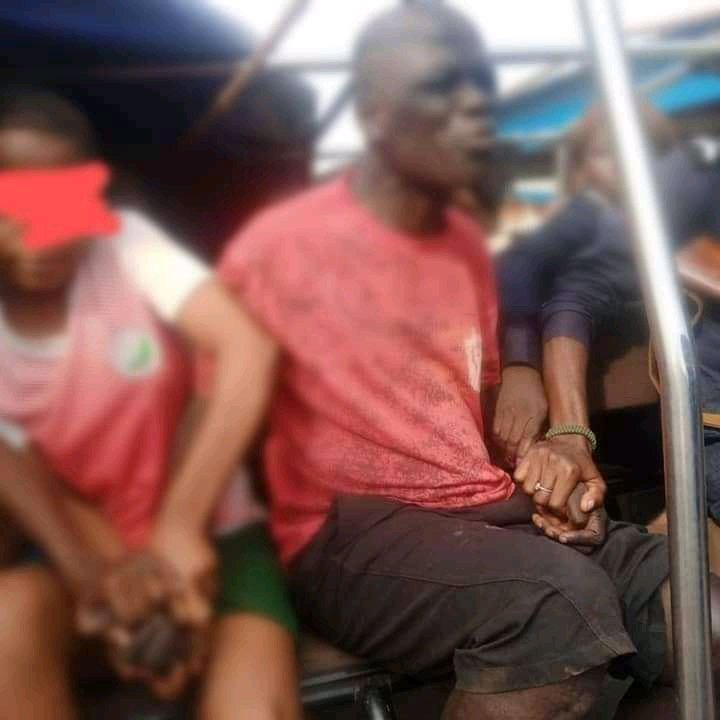 Makafaitsonshow's tweet photo. 😢😥😡#Bangui_Fouh : Soupçonné d’avoir séquestré et violenté 10 jeunes filles mineures, un Colonel de la douane interpellé.
👮🏾‍♂️🕵🏾‍♂️La police a procédé à l’interpellation de #ValentinNicaise, Col de la douane, le vendredi 15 Oct. Ce dernier avait dans sa maison 10 mineures violé. https://t.co/UkFs4eM5Xc