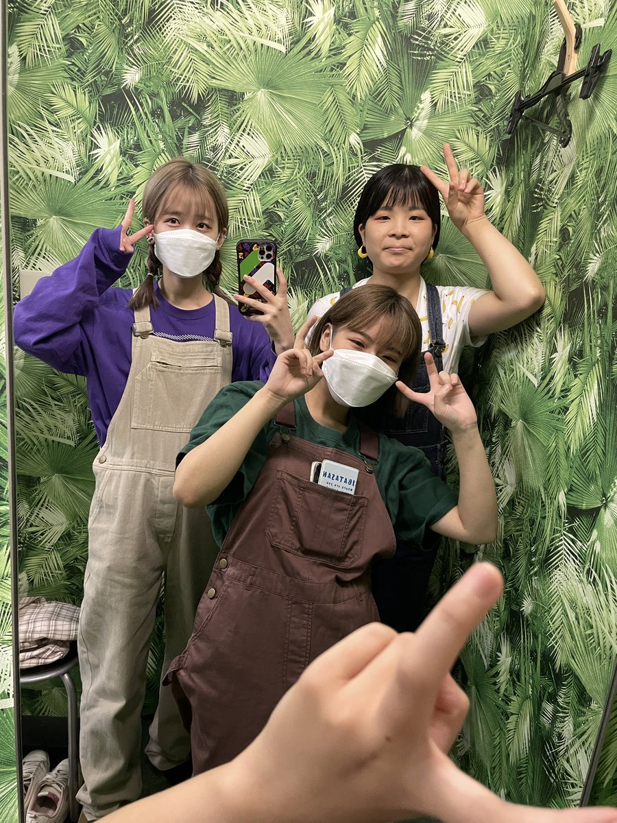 na10H4's tweet photo. 店内がすごく綺麗でライブも楽しかったです！ありがとうございましたー！

アーカイブこちらから見れます→ GLIRUS【IKESHIBU LIVES!!!!】 https://t.co/JALb9XNiyF @YouTubeより

背景のスクリーンがとっても素敵✨ https://t.co/lfZqRmtxAg