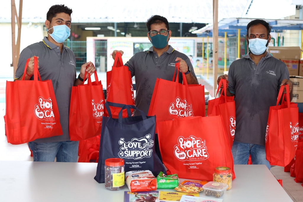 mysinda's tweet photo. Partners and volunteers in action at our Festive Gift Pack distribution!
#ProjectGive2021 #ProjectGive #Deepavali #OurSINDA #SINDA https://t.co/nXuyImTQMG