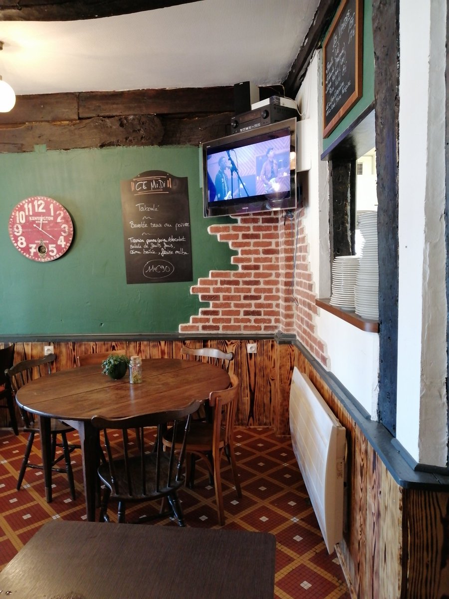 Un dernier tour de piste pour les vieilles poutres, LE café mythique de Tréguier  fermé depuis hier soir 😢