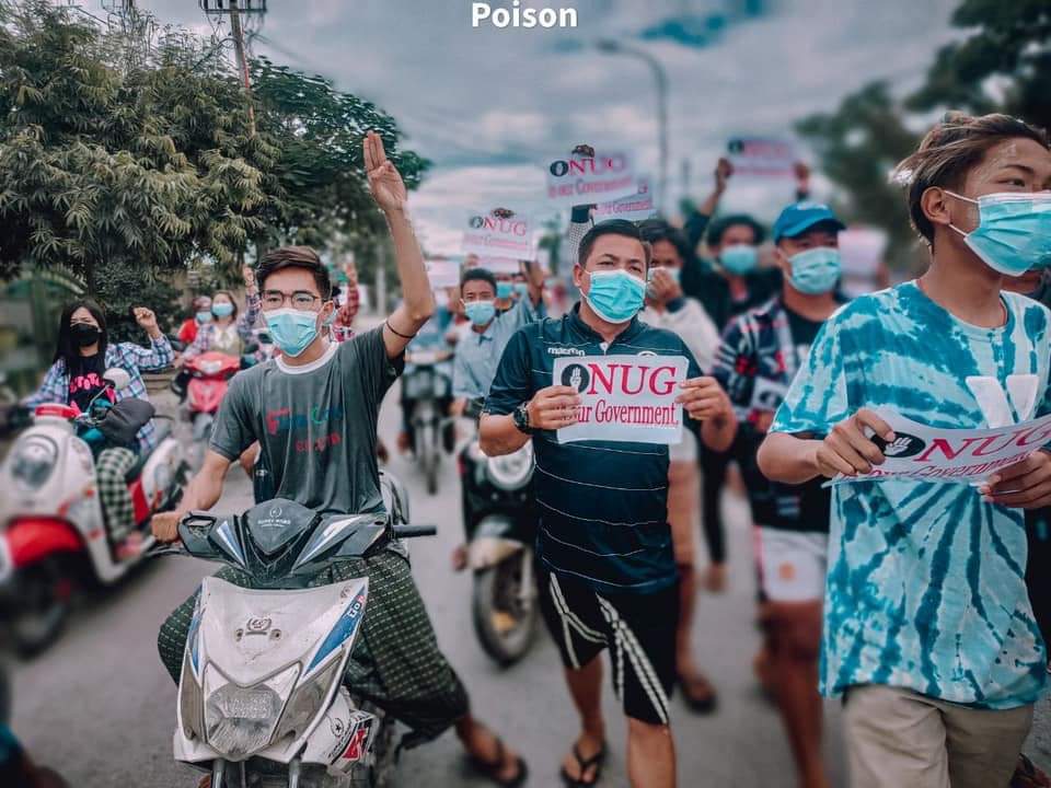 GummySm90283438's tweet image. Consolidation of 5 lines , #Mandalar uni family , industrial family , Sein-Pan ward family , Mandalay based public and Co-operative uni students' family , paraded on streets with staunch revolutionary spirits .

#Oct17Coup 
#WhatsHappeningInMyanmar