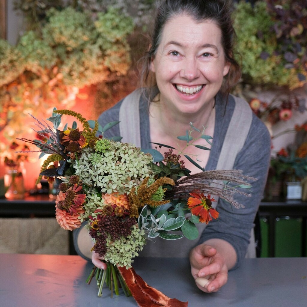 On a slow Sunday morning a slow motion twirly whirly wild garden style bridesmaid bouquet.
.
.
.....from our last Autumn wedding a couple of weeks back.
.
Do SWIPE ACROSS to see further details of the making of these sustainable seasonal wedding florals … instagr.am/p/CVHxZNZIxCP/