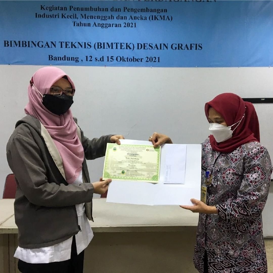 Bimbingan Teknis Desain Grafis yang diselenggarakan oleh Dinas Perindustrian dan Perdagangan Provinsi Jawa Barat bekerja sama dengan Regional IT Centre of Excellence (RICE) Bandung telah dilaksanakan selama 4 hari, sejak 12-15 Oktober 2021 

#jawabarat  #disperindagjabar