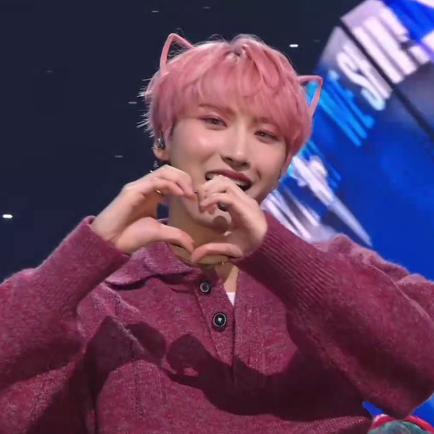 PINK SEONGHWA IN PINK CAT EARS IM GNA CRY