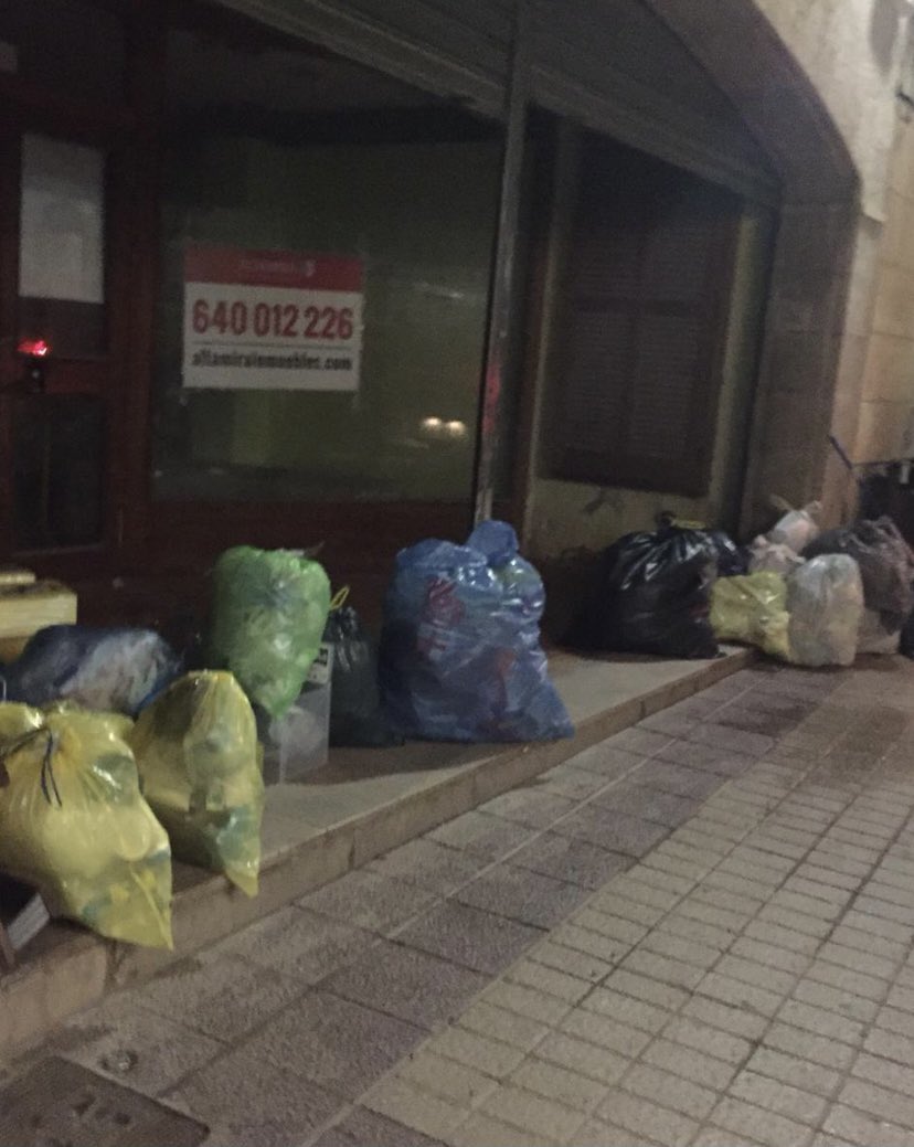 SolerCatalina's tweet image. Bon dia, diumenge, mentres a #Mallorca tenim mercats i fires plens de fems, @F_Armengol @Iagonegue riuen per #València, quí hi ha aquí? Que podem dir i fer davant els nostres ciutadans? #mésallàdelBúnker