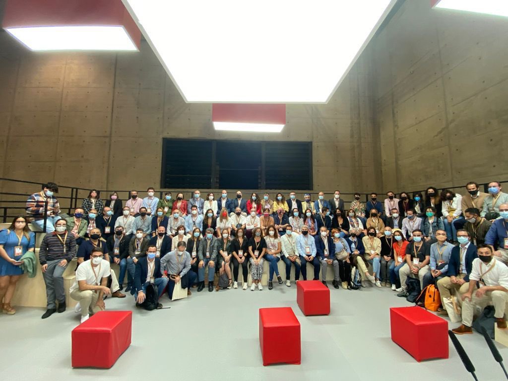 Bon dia, diumenge, mentres a #Mallorca tenim mercats i fires plens de fems, <a href="/F_Armengol/">Francina Armengol</a> <a href="/Iagonegue/">Iago Negueruela</a> riuen per #València, quí hi ha aquí? Que podem dir i fer davant els nostres ciutadans? #mésallàdelBúnker