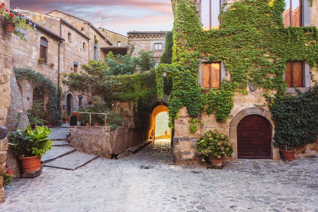 #CivitadiBagnoregio è come una dama elegante dallo stile delicato, di una bellezza concessa solo a poche come lei, raffinata e affascinante in ogni momento, per lei ogni stagione è un vestito stupendo, ogni sera una serata di gala.
#Viterbo #LazioIsMe