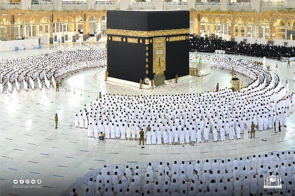 MadelnTunisia's tweet photo. Prière d'Al Fajr aujourd'hui à La Mecque, plus de distanciation ni de barrière autour de la Kaaba

Qu'Allah nous facilite la omra et le hajj https://t.co/BX9rCHP9mD