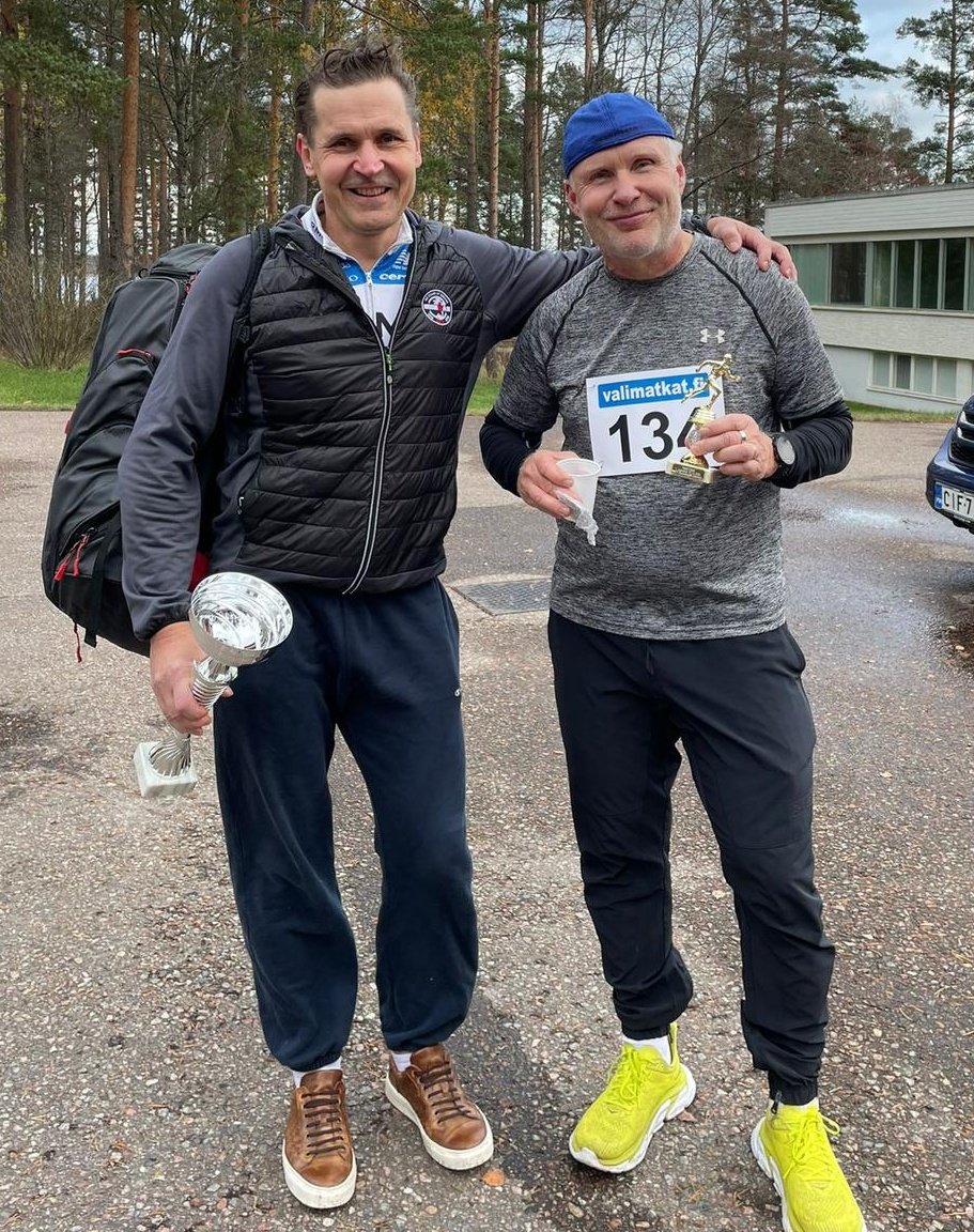 Tuulinen Kankaanpään mara 3:21 - pojat 55 2. sij. PB tavoitteesta himmasin jo kierroksen 1/4 vastatuuleen.  Tuli lopulta negative split joka kierrokselle😎. Haastoin <a href="/PetriOjala1/">Petri Ojala</a> ekalleen 7vkon treenillä. Aika 4:21. Koutsille pytty, artistille matka Pariisiin. #MeniköOikein 👺