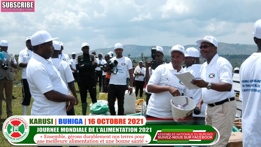 2/n A #Nyamugari en province #Karusi, S.E. <a href="/GeneralNeva/">SE Evariste Ndayishimiye</a> après la prière pour la bénédiction des semences, a donné le coup d'envoi de la saison de culture A dans le champ que le Gouvernement a accordé à l'Assemblée nationale du #Burundi pour sa société coopérative (SOCODEPAN).