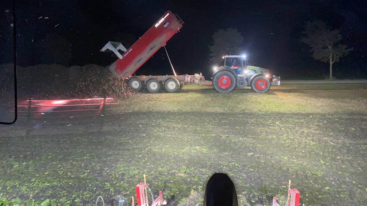 Drukke dagen in de bieten. Samen met Jannard Dieleman 15 jaar jong. De herfstvakantie kan niet mooier beginnen.  Bietenrijden met een fendt 936 en dikke 3 asser.