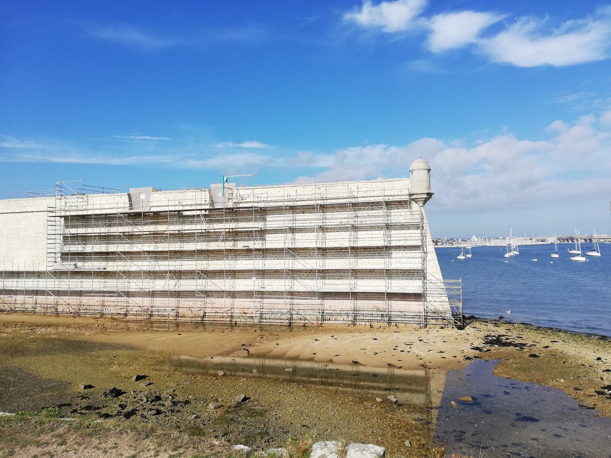 justomeE's tweet photo. La restauration de la citadelle de Port-Louis va bon train. Éclatante sous le soleil !  #restaurationdupatrimoine #portlouis56 #home @PCCBretagne https://t.co/pqJs4mTqFJ