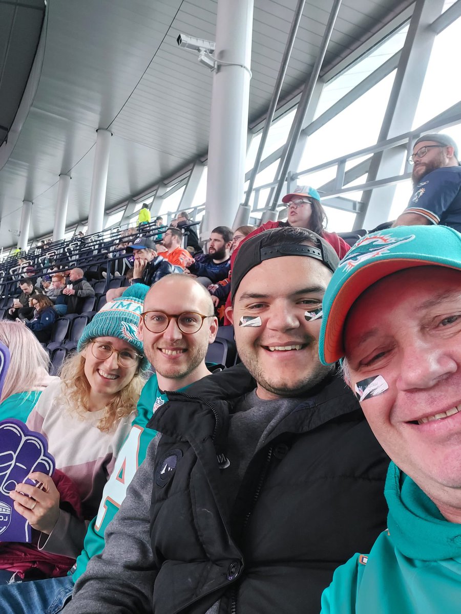 We met these two people on the tube on the way to the game earlier. Said ‘nice to meet you and have a great day’. Just now, they ended up sitting next to us. That’s a 1/62,850 chance of that happening. Unbelievable 😂 <a href="/SpursStadium/">Tottenham Hotspur Stadium</a> #BringTheColour <a href="/Valspar/">Valspar</a> <a href="/NFL/">NFL</a> <a href="/nflinlondon/">NFL in London</a>