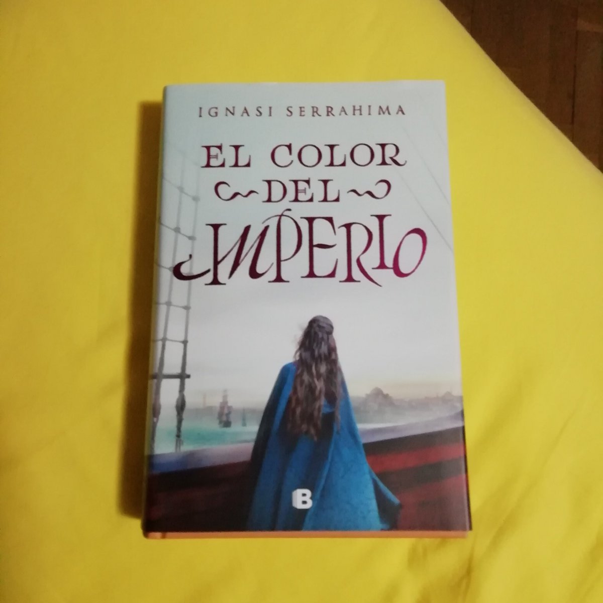 DeborahFMunoz's tweet photo. Me está encantando el libro que #estoyleyendo: está bien documentado, la protagonista es genial y la trama es un no parar. 
Espero que no decaiga. ¡Pronto, la reseña en @anikalibros! https://t.co/mzGFZ9iEXj