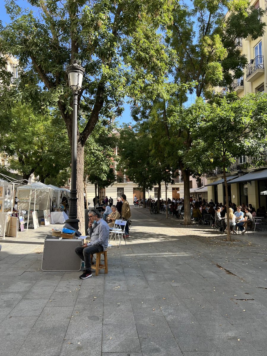 La Plaza Conde de Barajas es un reflejo del nuevo Madrid. Los pintores han quedado reducidos a la mitad, mientras que las mesas de las terrazas se han multiplicado. 

Una clara apuesta por la “nueva” cultura <a href="/begonavillacis/">Begoña Villacís</a> <a href="/AlmeidaPP_/">José Luis Martínez-Almeida</a> <a href="/AVCavas/">AVCavas (La Latina)</a>