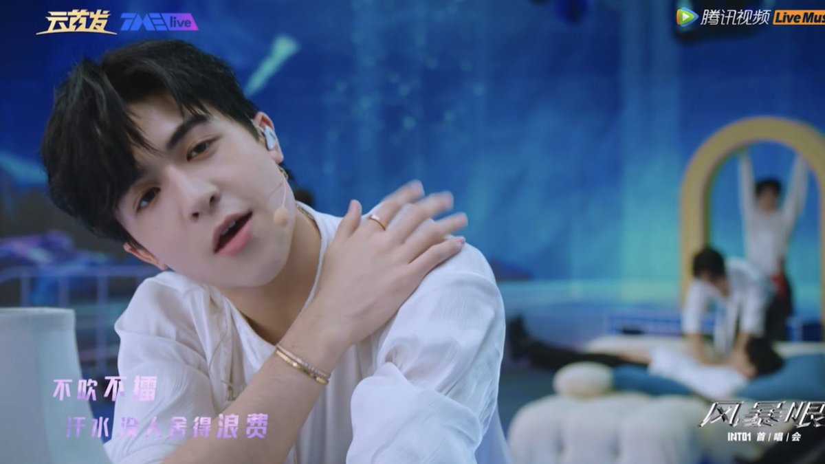 kpxxyu's tweet photo. มันสะท้อนสายตาสะเหลือเกินแหวนกับกำไลนั้น ขายมั้ยพูดมาเลย https://t.co/IfSHsGneYN