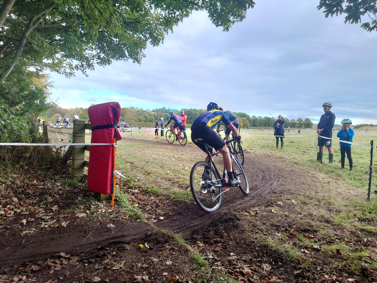 NorhamBikeYard's tweet photo. Seniors and vet40's begin the last race of the day. Our local club @berwickwheelers represented by Mr Foxton. https://t.co/6sqx5cGjLE