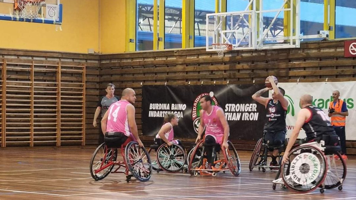 MarcaTMF's tweet photo. 🏀 El @BilbaoBSR lidera una igualadísima División de Honor de baloncesto en silla ➡️ https://t.co/ga4HrSKDi1 https://t.co/2G3Z5B0rxQ