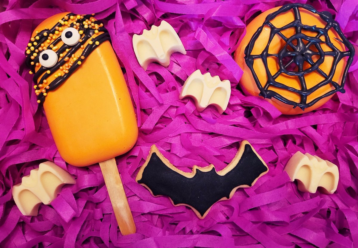 PLPBakery's tweet image. Order now to avoid disappointment. After today  orders for Halloween Treat Boxes will be closed.

Treatboxes Include: 
1x Cakesicle
1 x Donut Cakesicle
1 x Sugar cookie
4 x Halloween Chocolates 

DM for more information!