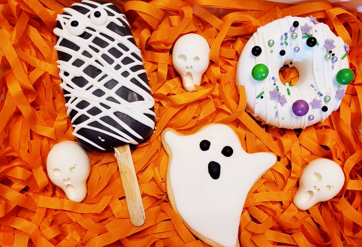 PLPBakery's tweet image. Order now to avoid disappointment. After today  orders for Halloween Treat Boxes will be closed.

Treatboxes Include: 
1x Cakesicle
1 x Donut Cakesicle
1 x Sugar cookie
4 x Halloween Chocolates 

DM for more information!