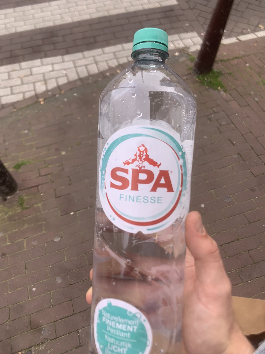 xene_98's tweet photo. Me cago en ni cabeza me he comprado agua con gas https://t.co/eqKMQZSzZQ