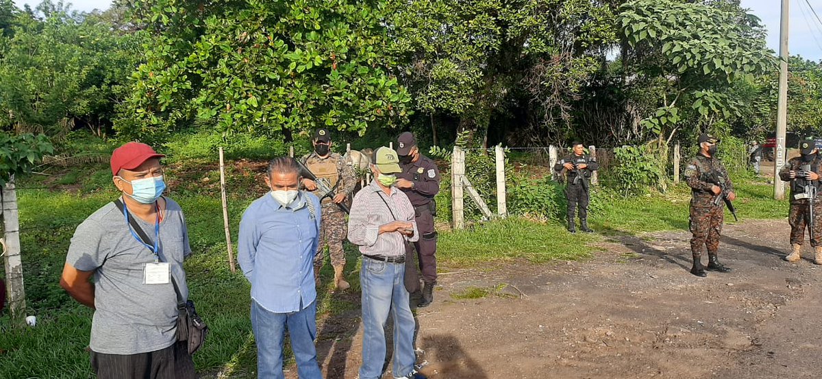 prensaizcanal's tweet photo. Ciudadanos que se dirigen hacia San Salvador, denuncian que militares y policías les impiden su libre tránsito. Para este día se ha convocado, por la sociedad civil, una marcha en contra de las políticas antipopulares del gobierno. https://t.co/DkmbV9GK85