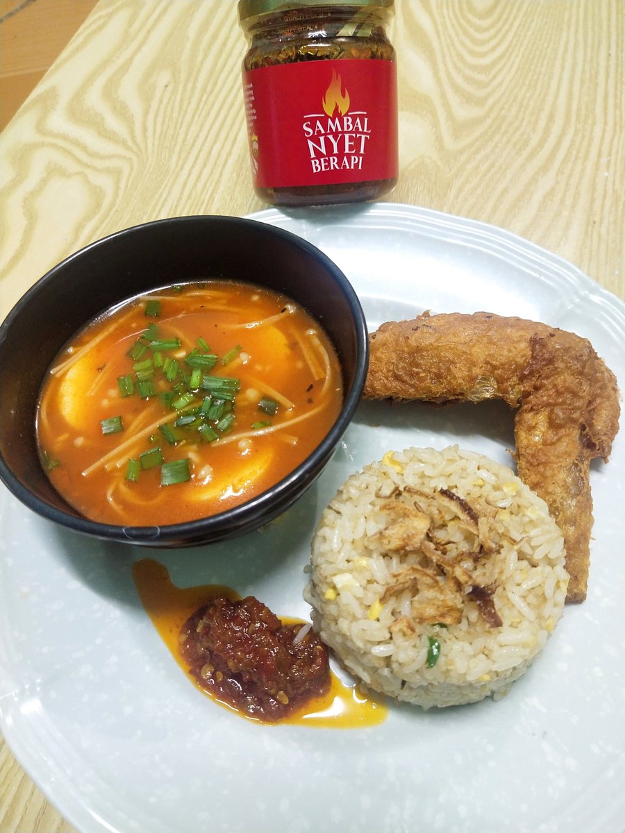 farafrekko's tweet photo. @khairulaming Hjn² layan dinner ni je... Feel btol mkn sambal nyet.. Menu fusion..nasi goreng cili padi, ayam goreng, sambal nyet dgn sundubu jjigae.. https://t.co/LHXY7H1koT