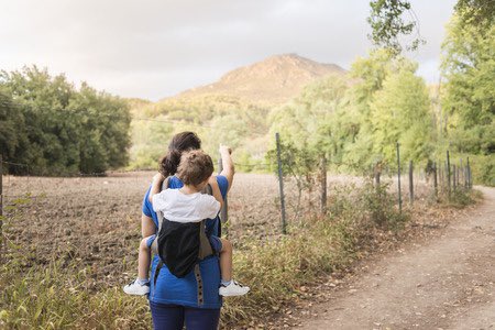 “La vida no viene con un manual, es por eso, que viene con una madre”.

¡Felicidades, a todas las mamás en su día!