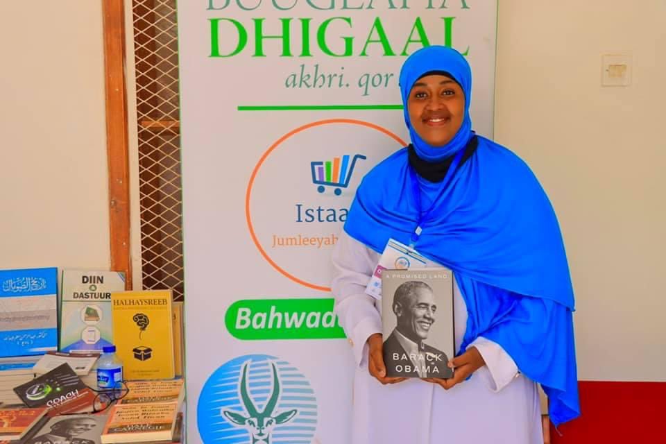 Mobaldho's tweet photo. Tell @BarackObama that there’s Somali young brave girl holding his latest book “A Promised Land” at Galkacyo Peace Book-fair in #Galkacyo city, central #Somalia. 
@alihwarsame @HarunMaruf @afyare_elmi @RAbdiAnalyst @JustAwHirsi @awkombee 

#GPBF2021 #NabadWaarta https://t.co/55HFmn1gKM