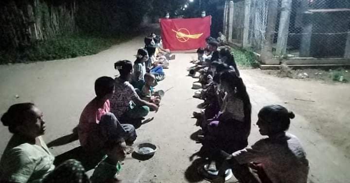 Htwe_Lay2's tweet photo. Residents including all ages held a night strike to oust away the Evil dictators by banging pots and pans in a village of northern Sarlingyi Township.

LEGALIZATION OF NUG
#Oct17Coup
#WhatsHappeningInMyanmar https://t.co/FYvSZPUGCX