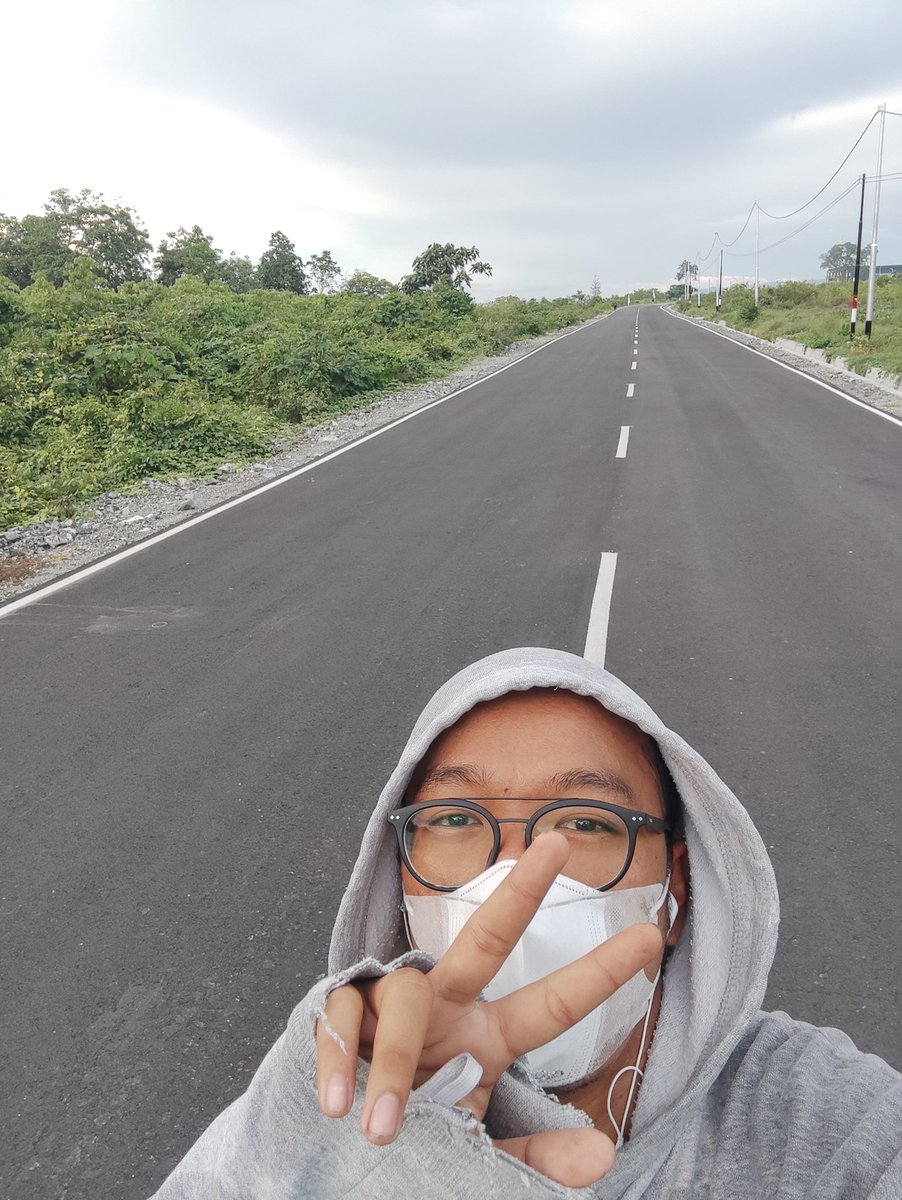 ariabrangsong's tweet photo. Si partner 🙂🙂🙂 pace jalan diadu sama pace lari gak kalah lah walaupun nafas tua banyak tembakau di paru paru 😂😂😂 sentani memberi sejuta bayangan indah jika dikenang, walaupun ada segetir kenangan kelam dan sedih hidup harus kembali ke peraduan jua ☺☺☺ https://t.co/00oL8Bq7Nz