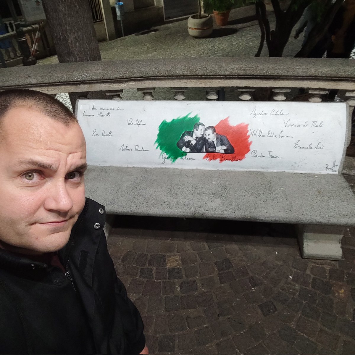 ricottagiuseppe's tweet photo. Ieri sera ero in giro per #Taverna, un paese in provincia di #Catanzaro, quando mi sono ritrovato davanti una panchina con un dipinto raffigurante due persone a me note. Li riconoscete? 😏💯

#lamafiaèunamontagnadimerda #giovannifalcone #paoloborsellino #calabria https://t.co/Xb9gaLMAl8