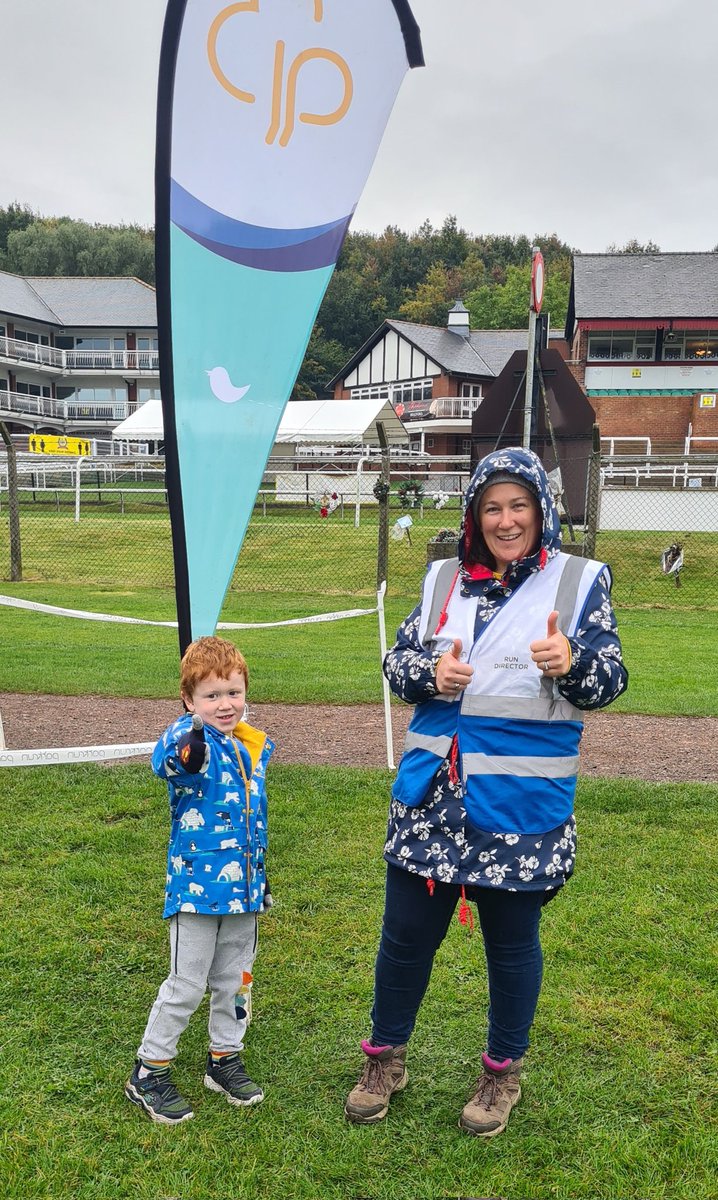 Pontefractjpr's tweet photo. 33 junior participants completed soggy event #107 this morning
We also had 5 PBs plus Alexander H claimed his half marathon wristband! Handing these out is easily my favourite part of the RD role, you can probably see why in the photos below
Huge thank you to all the volunteers https://t.co/XeYd986ENx